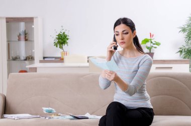 Bütçe planlama konseptinde genç kadın