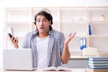 Evde sınava hazırlanan genç bir erkek öğrenci.