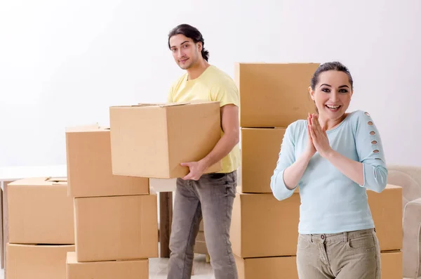 Fiatal pár költözik az új otthonba — Stock Fotó