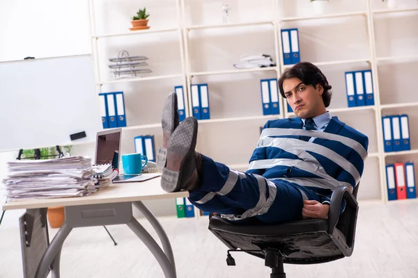 Joven atado empleado masculino en la oficina — Foto de Stock
