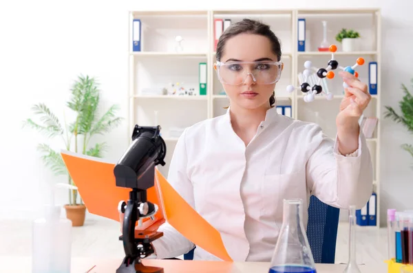 Junge Chemikerin arbeitet im Labor — Stockfoto