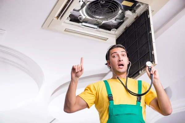 修理天花板空调设备的年轻修理工 — 图库照片