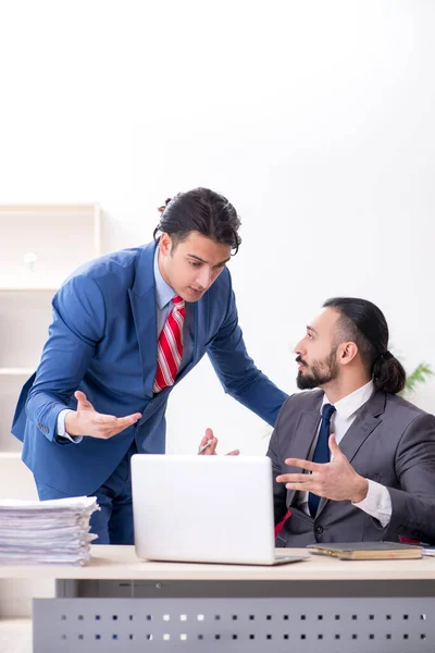 Двое коллег-мужчин в офисе — стоковое фото