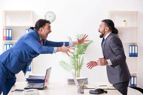 Zwei männliche Kollegen im Büro — Stockfoto