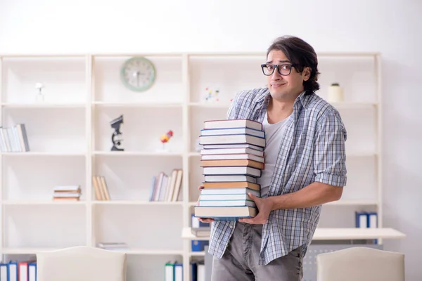 Joven estudiante masculino preparándose para los exámenes en casa — Foto de Stock