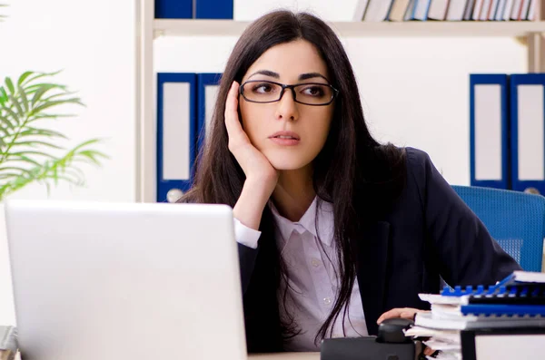 Jovem empresária sentada no escritório — Fotografia de Stock