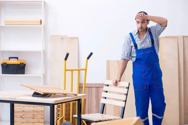 Joven carpintero masculino trabajando en interiores — Foto de Stock