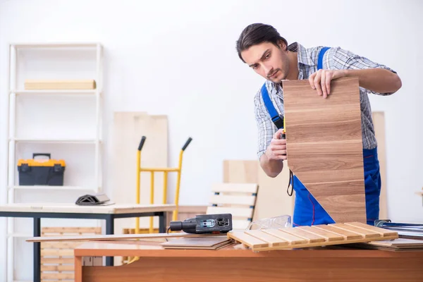 Joven carpintero masculino trabajando en interiores — Foto de Stock