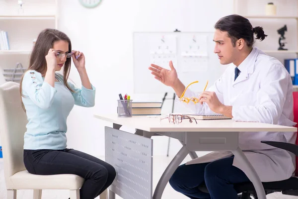 Jonge vrouw bezoekt mannelijke arts oculist — Stockfoto