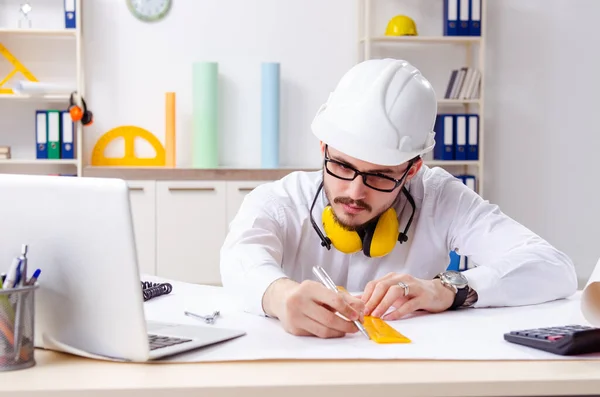 Junger männlicher Architekt arbeitet im Büro — Stockfoto