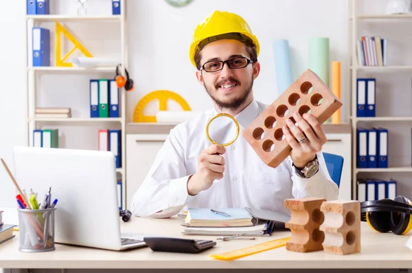 Jeune architecte masculin travaillant dans le bureau — Photo