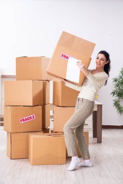 Genç kadın yeni daireye taşınıyor.