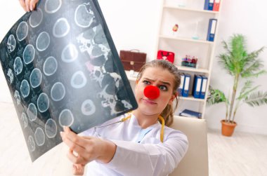 Klinikte çalışan komik kadın doktor.