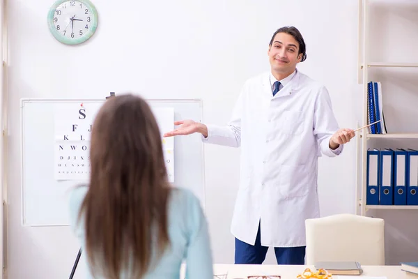 Jonge vrouw bezoekt mannelijke arts oculist — Stockfoto