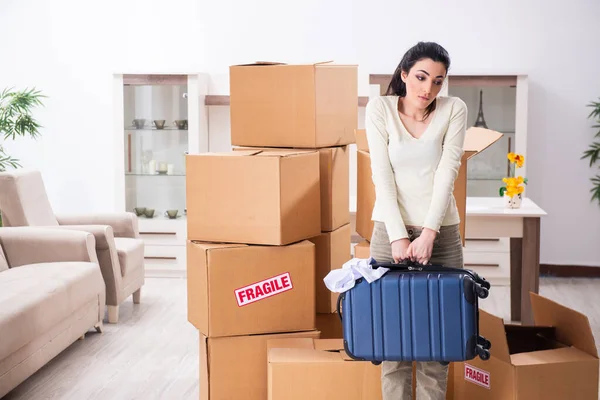 Jeune femme déménageant dans un nouvel appartement — Photo