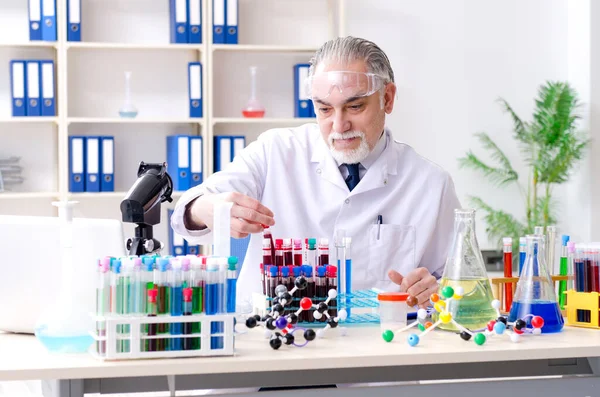 Vecchio chimico di sesso maschile che lavora in laboratorio — Foto Stock