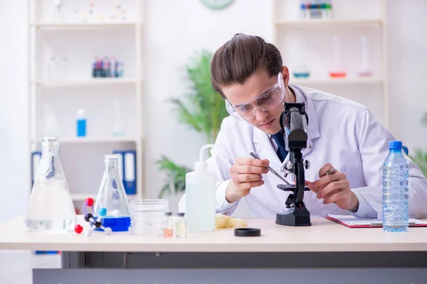 Jovem químico do sexo masculino experimentando em laboratório — Fotografia de Stock