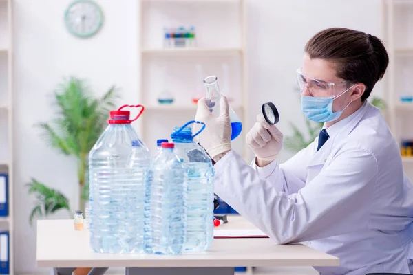 Jonge mannelijke chemicus experimenteert in het lab — Stockfoto