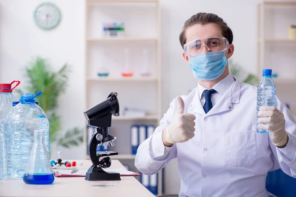 Young male chemist experimenting in lab — Stock Photo, Image