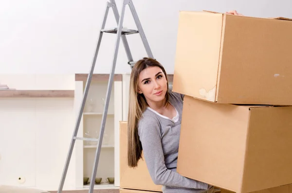 Jovem bela mulher se movendo para novo apartamento — Fotografia de Stock