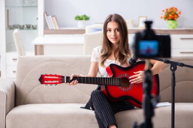 Gitar çalan güzel bir blog yazarı