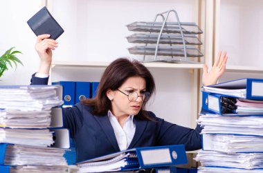 Orta yaşlı iş kadını aşırı işten memnun değil.