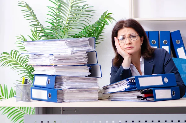 Donna d'affari di mezza età infelice con un lavoro eccessivo — Foto Stock