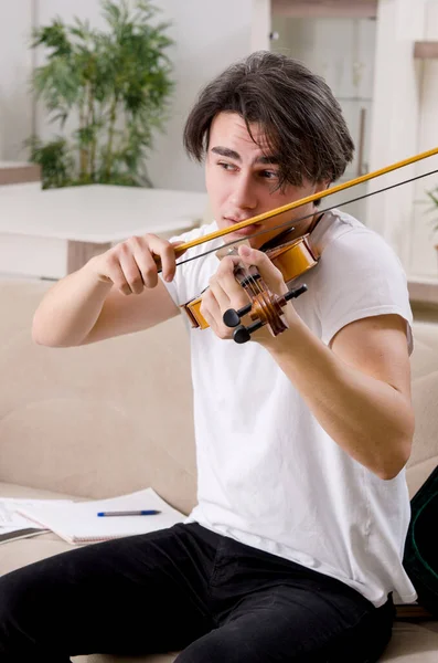 Junger Musiker übt Geigenspiel zu Hause — Stockfoto