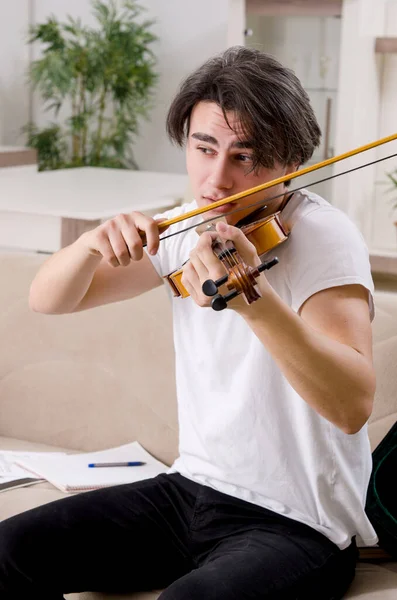 Joven músico practicando el violín en casa — Foto de Stock