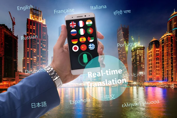 Concept van real-time vertaling met smartphone app — Stockfoto