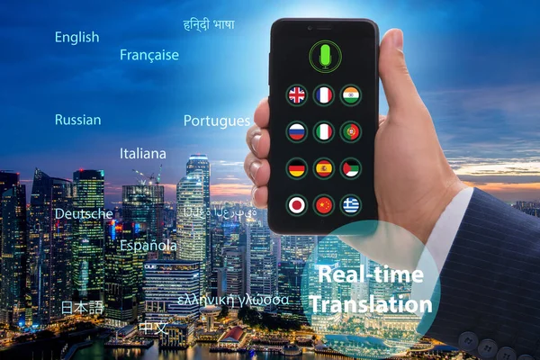 スマートフォンアプリでリアルタイム翻訳の概念 — ストック写真