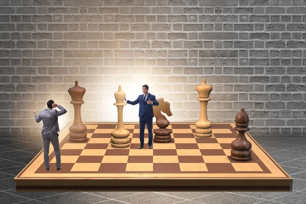 戦略的概念の大規模なチェスボードのビジネスマン — ストック写真