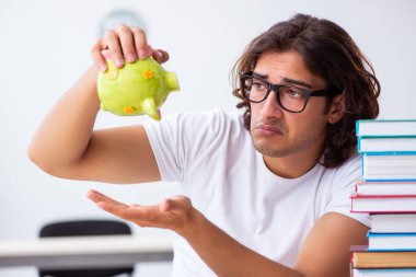 Sınıfta oturan genç erkek öğrenci.