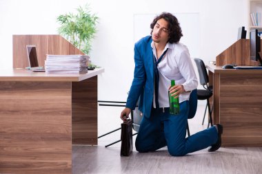 Ofisteki genç sarhoş çalışan.