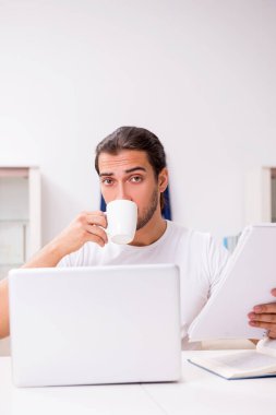 Evde sınava hazırlanan genç bir erkek öğrenci.