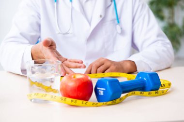 Genç erkek doktor spor ve diyet konsepti