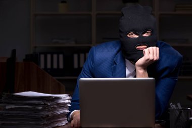 Erkek çalışan ofis gece bilgi çalmak