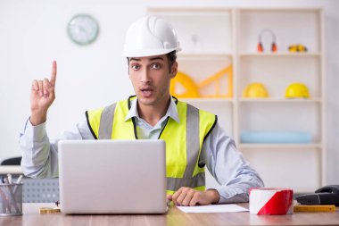 Ofiste çalışan genç erkek mimar.