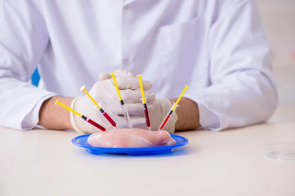 Erkek beslenme uzmanı gıda ürünlerini laboratuarda test ediyor. — Stok fotoğraf