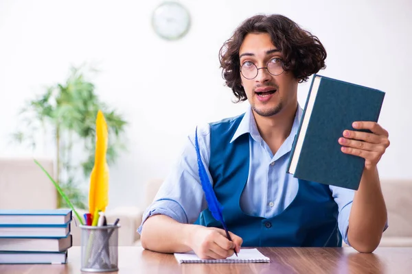 Ung författare som arbetar med sitt nya verk — Stockfoto