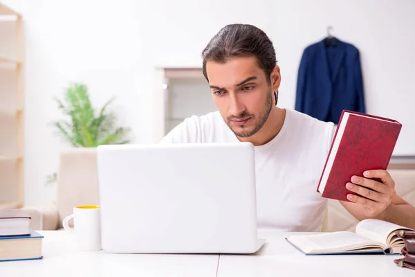 Jeune étudiant masculin se préparant aux examens à la maison — Photo