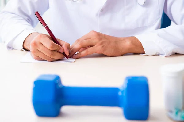 Giovane medico maschile nello sport e concetto di dieta — Foto Stock