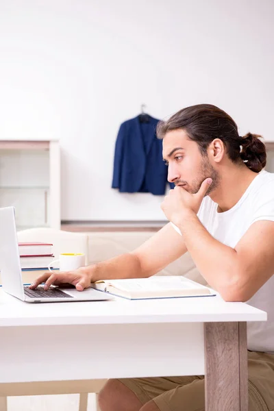 Jovem estudante do sexo masculino se preparando para exames em casa — Fotografia de Stock