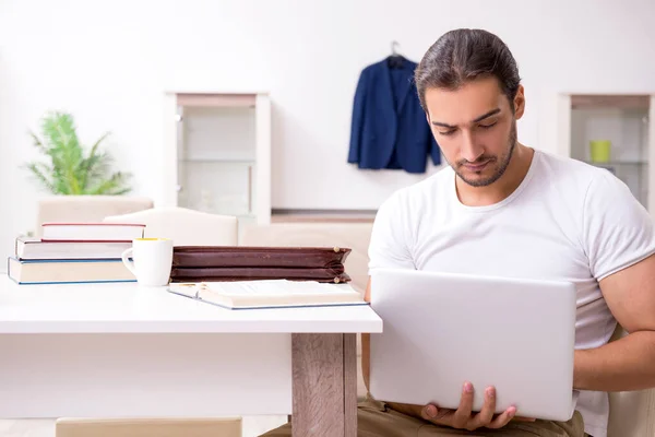 Giovane studente maschio preparazione per gli esami a casa — Foto Stock