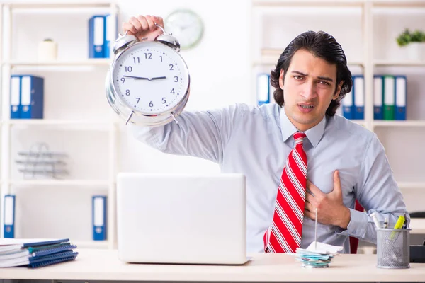 Jonge mannelijke werknemer lijdt in het kantoor — Stockfoto