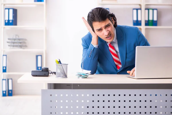 Junge männliche Angestellte leiden im Büro — Stockfoto