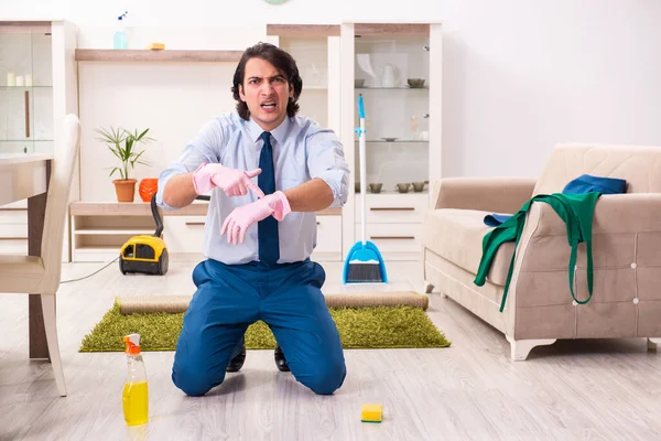 Fiatal üzletember takarítja a házat. — Stock Fotó