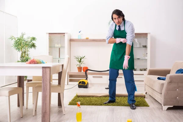 Jonge zakenman maakt het huis schoon — Stockfoto