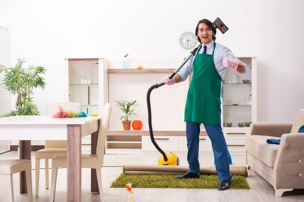 Jonge zakenman maakt het huis schoon — Stockfoto