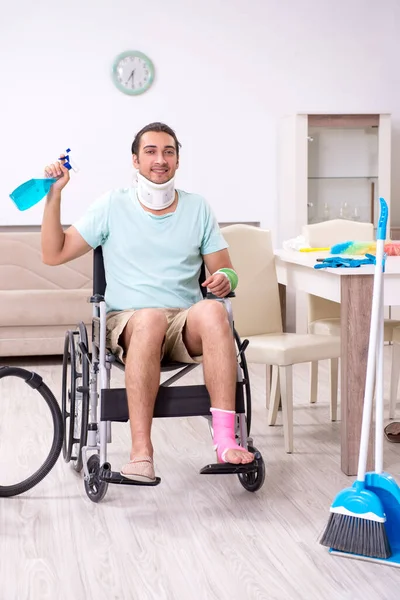 車椅子の若者が家を掃除している — ストック写真